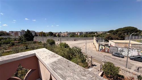 Villa a Pochi Passi, Completa di Tutti i Servizi. Buono Stato.